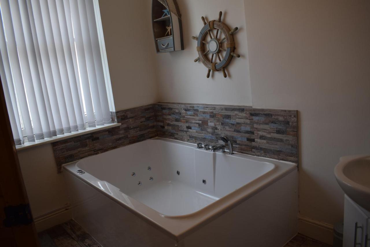 The Buxton Retreat A Luxurious 3-Storey Townhouse With Four Poster Bed And Double Jacuzzi Bath" 外观 照片