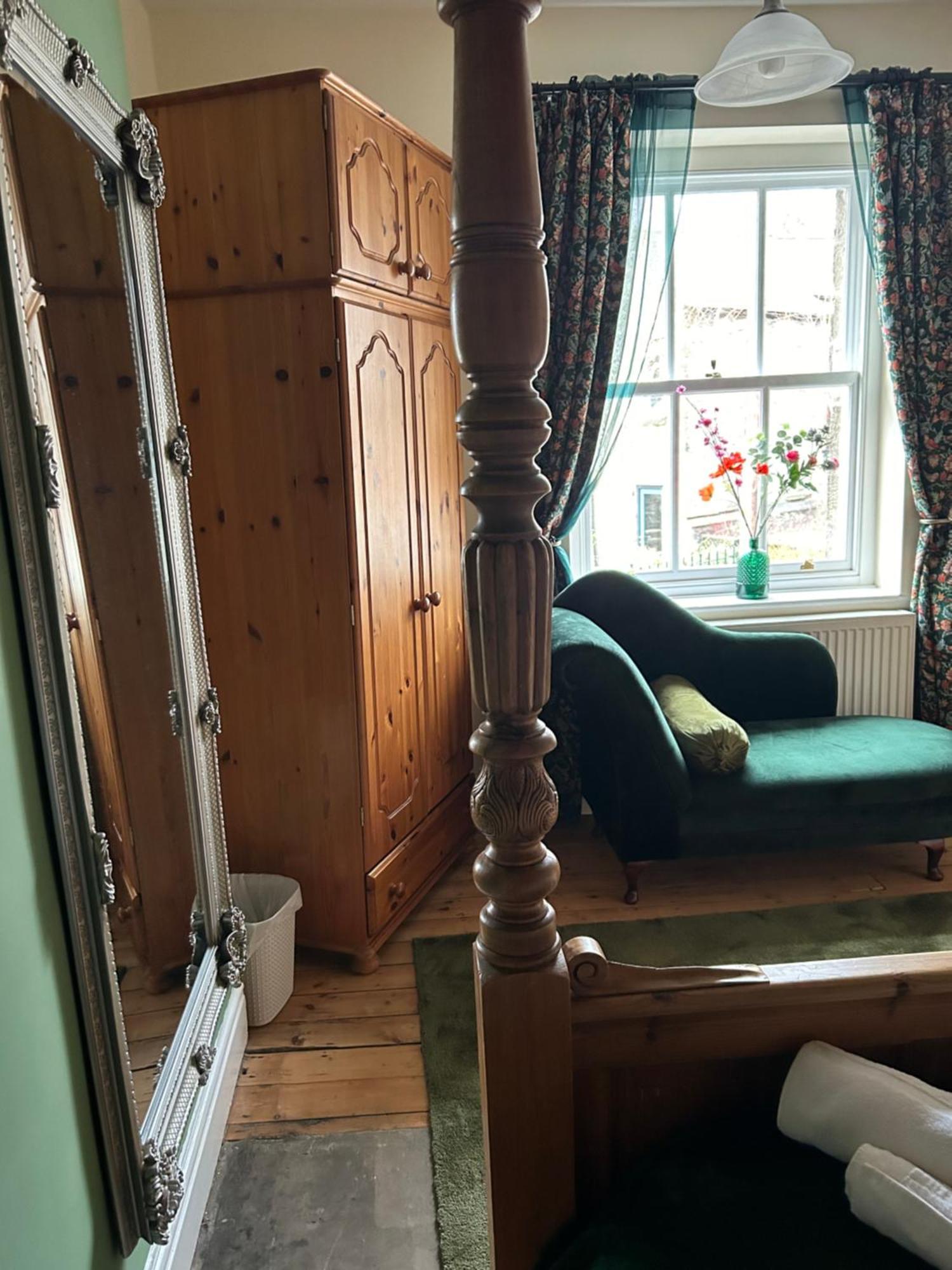 The Buxton Retreat A Luxurious 3-Storey Townhouse With Four Poster Bed And Double Jacuzzi Bath" 外观 照片