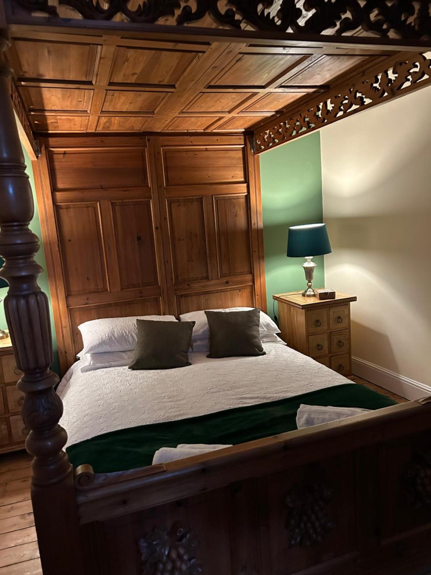 The Buxton Retreat A Luxurious 3-Storey Townhouse With Four Poster Bed And Double Jacuzzi Bath" 外观 照片