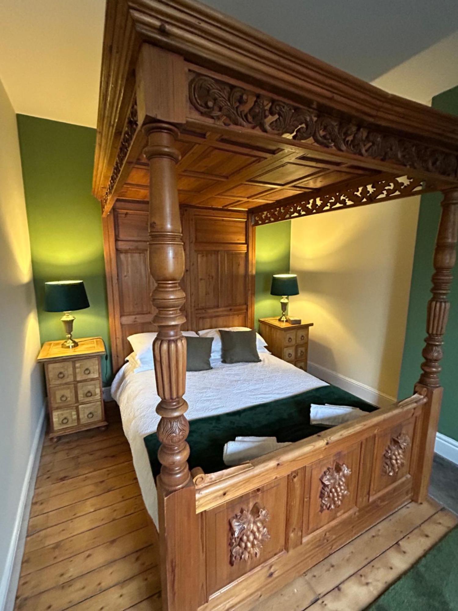 The Buxton Retreat A Luxurious 3-Storey Townhouse With Four Poster Bed And Double Jacuzzi Bath" 外观 照片