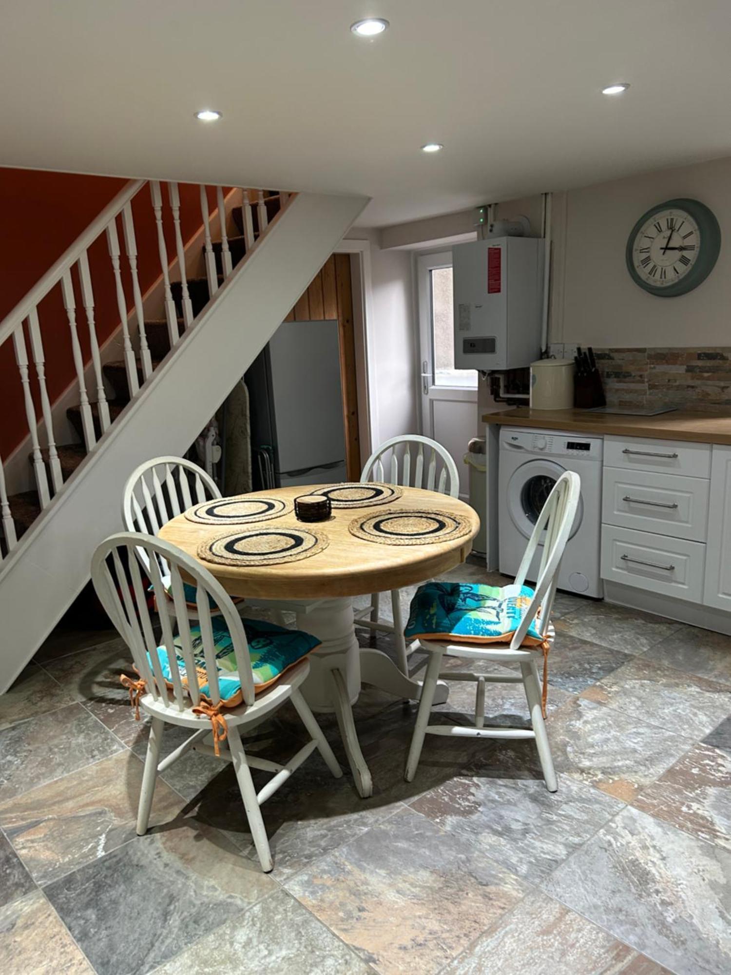 The Buxton Retreat A Luxurious 3-Storey Townhouse With Four Poster Bed And Double Jacuzzi Bath" 外观 照片