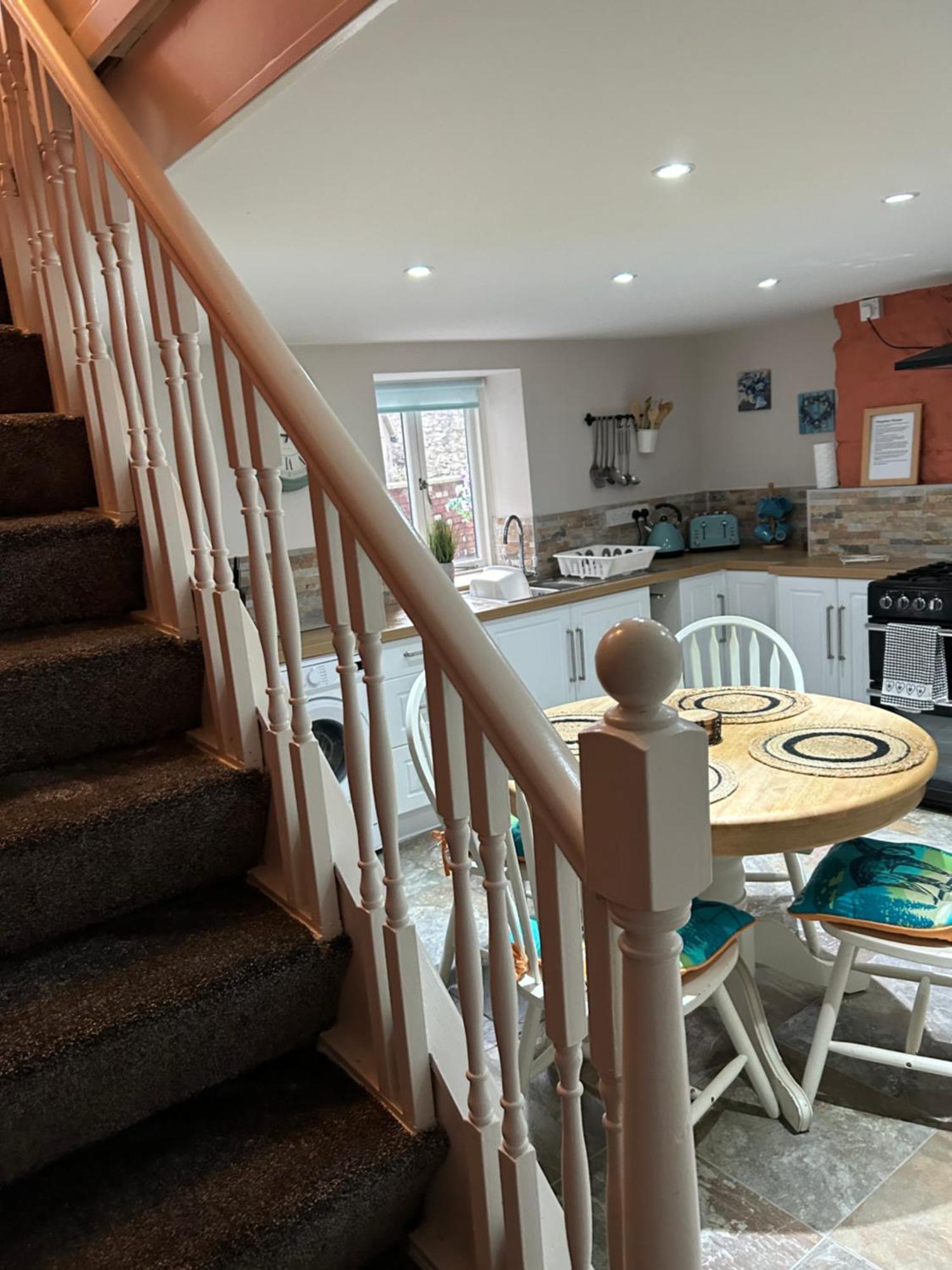 The Buxton Retreat A Luxurious 3-Storey Townhouse With Four Poster Bed And Double Jacuzzi Bath" 外观 照片