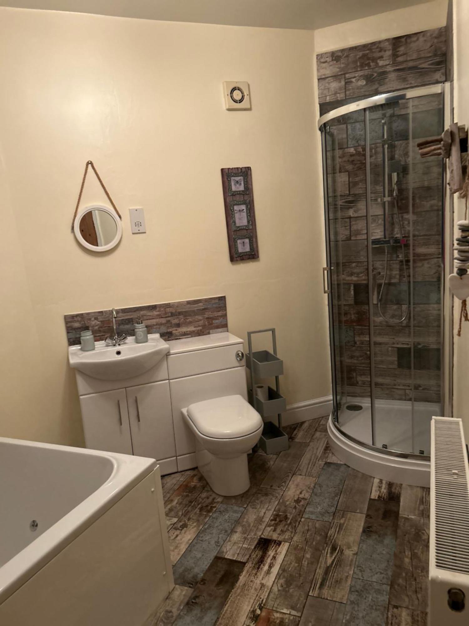 The Buxton Retreat A Luxurious 3-Storey Townhouse With Four Poster Bed And Double Jacuzzi Bath" 外观 照片